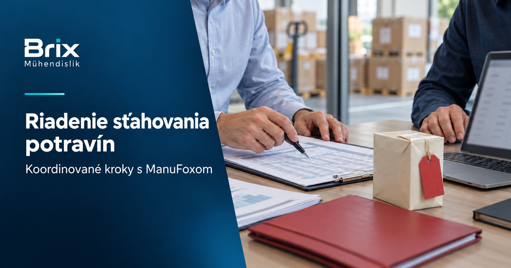 Tím kontroluje expedičné záznamy vedľa balenia s červenou visačkou pri riadení sťahovania potravín.