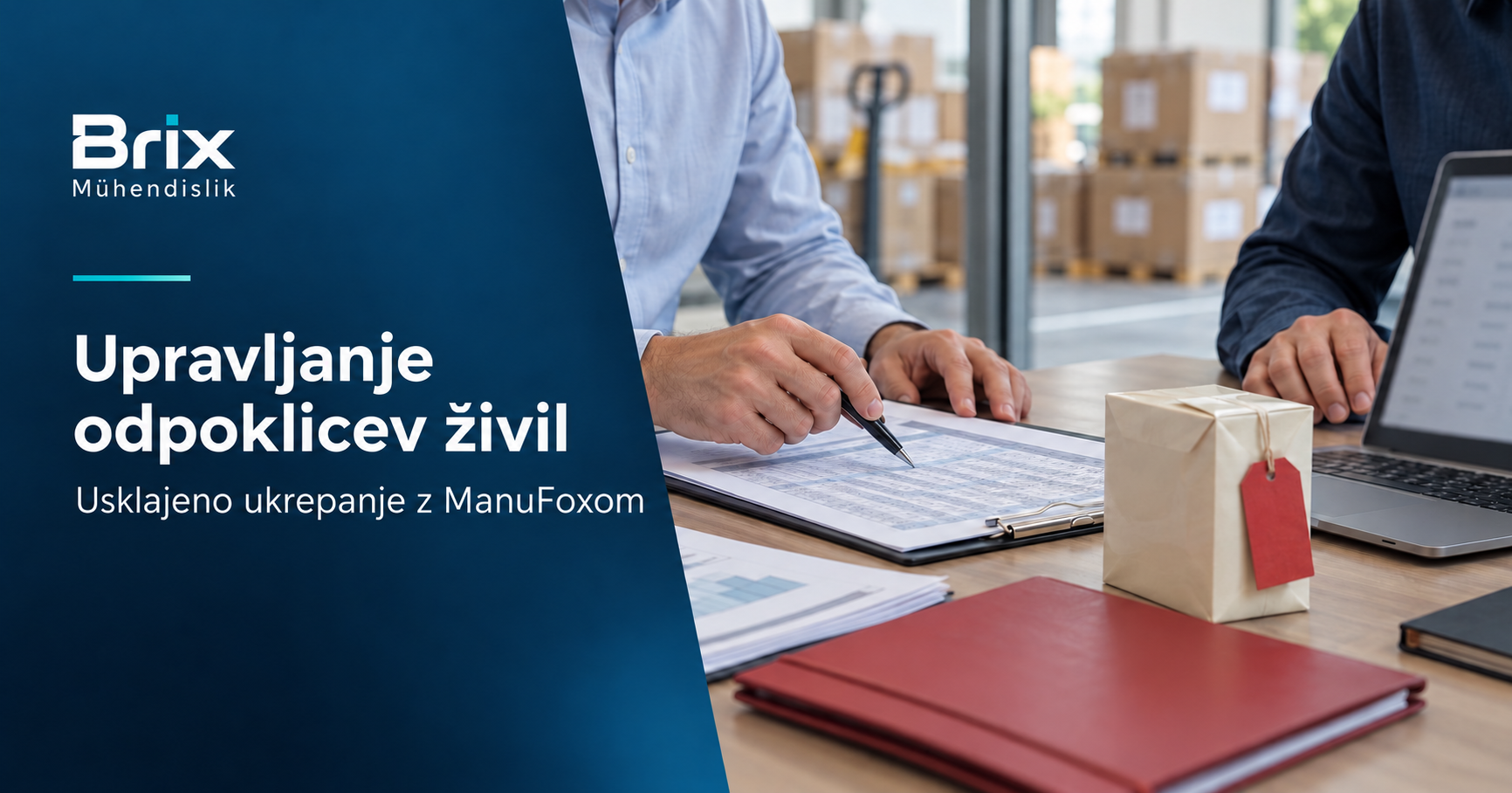 Ekipa pregleduje evidence odpreme ob embalaži z rdečo oznako za upravljanje odpoklica živil.