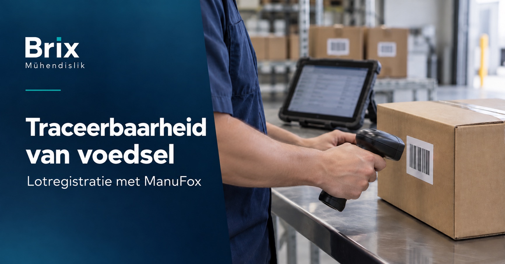 Medewerker scant naast een tablet de barcode van een gesloten doos voor lotregistratie in een voedselmagazijn