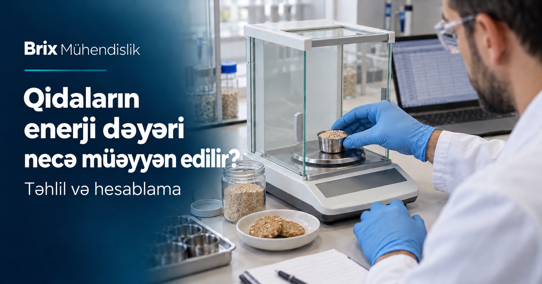 Analitik tərəzidə taxıl nümunəsini çəkən qida mütəxəssisi və hesablama ekranı; Azərbaycan dilində enerji dəyəri üz qabığı.
