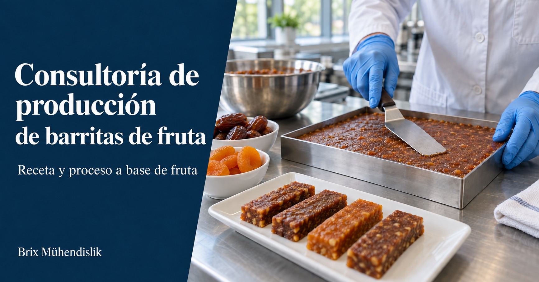 Especialista alisa pasta de fruta en un molde de acero junto a barritas, dátiles y albaricoques secos en una cocina piloto.